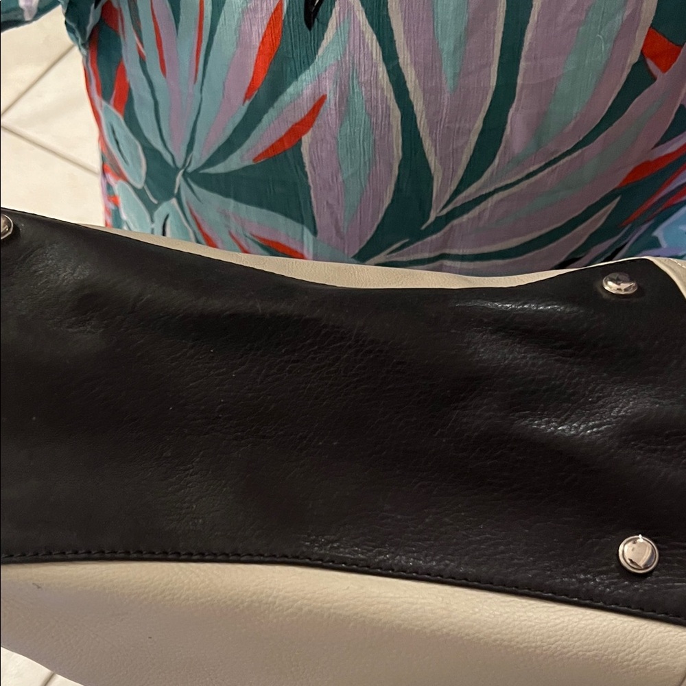 B. Makowsky Elegant Black and Tan Shoulder Bag - Picture 9 of 9